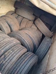 Ação integrada da PM e PRF apreende carga irregular de pneus, caminhões e prende homens por contrabando