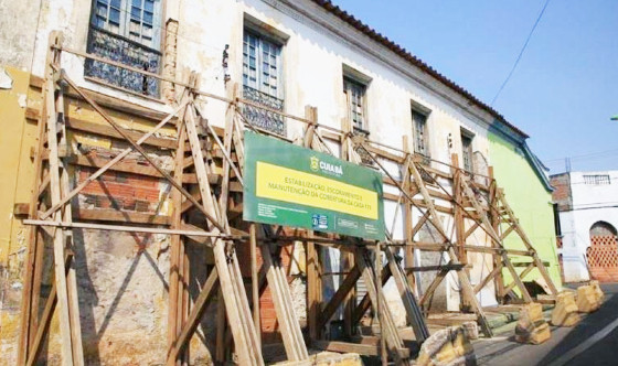 MT:  ABANDONO NO CENTRO HISTÓRICO:    Casarão histórico em ruínas escorado por vigas causa medo