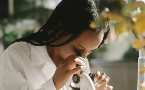 Apenas 27% das mulheres em cursos de ciências concluíram os estudos