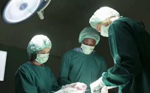 Homem recebe rim de porco geneticamente editado em procedimento pioneiro