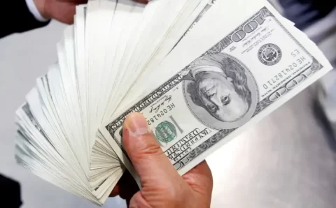 Dólar cai para R$ 5,70 com dados fracos dos EUA e ata do Copom