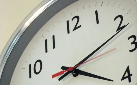 Por que os relógios giram no sentido horário? A ciência responde!