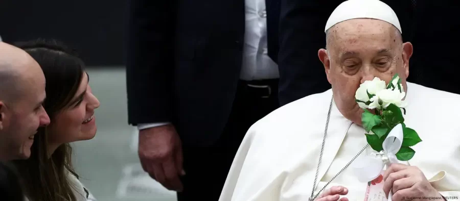 Papa mostra melhora após 23 dias no hospital