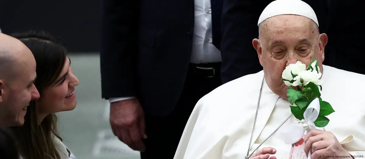 Papa mostra melhora após 23 dias no hospital