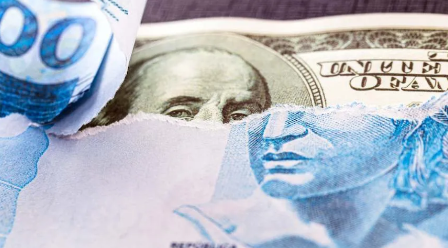 Dólar cai pelo mundo no Carnaval, mas política pode frear queda no Brasil