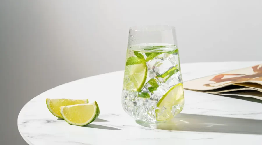 Água tônica faz mal ou bem? Nutricionista responde