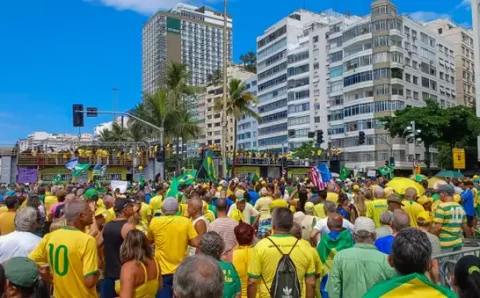 Em ato no Rio de Janeiro, Bolsonaro afirma que não fugirá do país