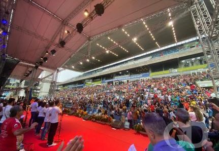 MT:  VINDE E VEDE:  Mesmo sob chuva fraca, católicos lotam Arena Pantanal para adoração e fé