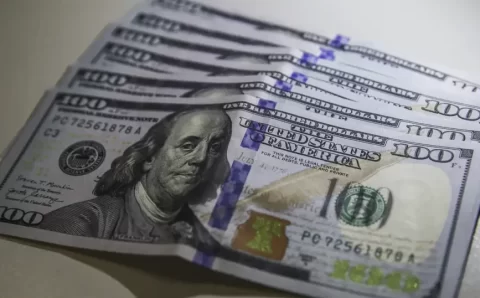Dólar sobe para R$ 5,75 após imposição de tarifas de Trump