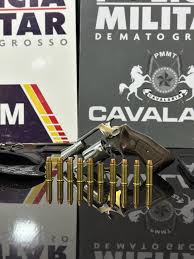Cavalaria da PM prende cinco pessoas e apreende revólver e munições em Nova Mutum