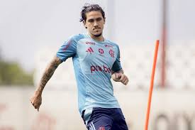 Pedro volta a treinar com elenco do Flamengo e celebra: “Estava com saudade”