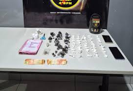 PM prende três pessoas por tráfico e apreende 126 porções de drogas 