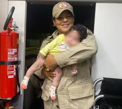 Bombeiros salvam bebê de três meses que engasgou durante a amamentação