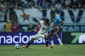 Com gols de Arezo e Edenílson, Grêmio bate o Atlético-MG e estreia no Brasileirão com vitória