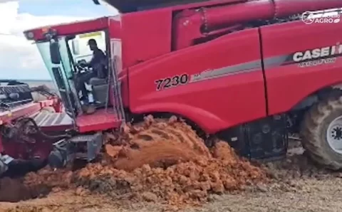 MT:  Colheitadeiras atolam nas lavouras após 3 mil mm de chuvas em MT