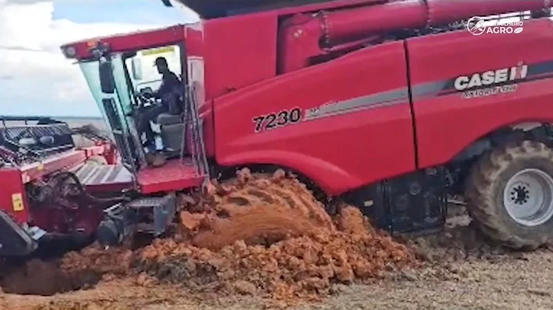 MT:  Colheitadeiras atolam nas lavouras após 3 mil mm de chuvas em MT