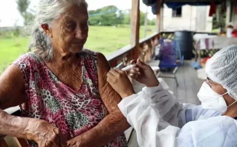 Vacina reduz em 20% risco de demência em mulheres