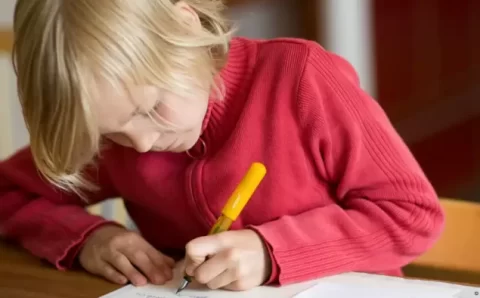 Escrever à mão ajuda no aprendizado, aponta estudo