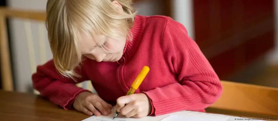 Escrever à mão ajuda no aprendizado, aponta estudo