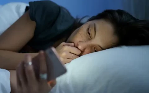 Uso de telas na cama aumenta o risco de insônia em 59%