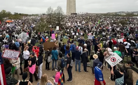 Dezenas de milhares vão às ruas contra Trump nos EUA