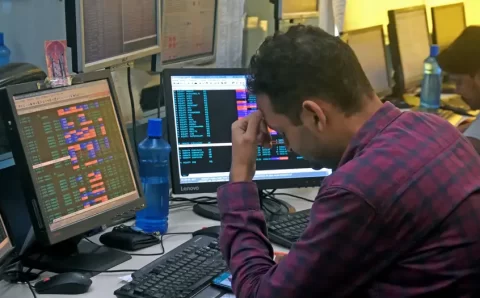 Mercados despencam em meio a pânico após tarifaço de Trump