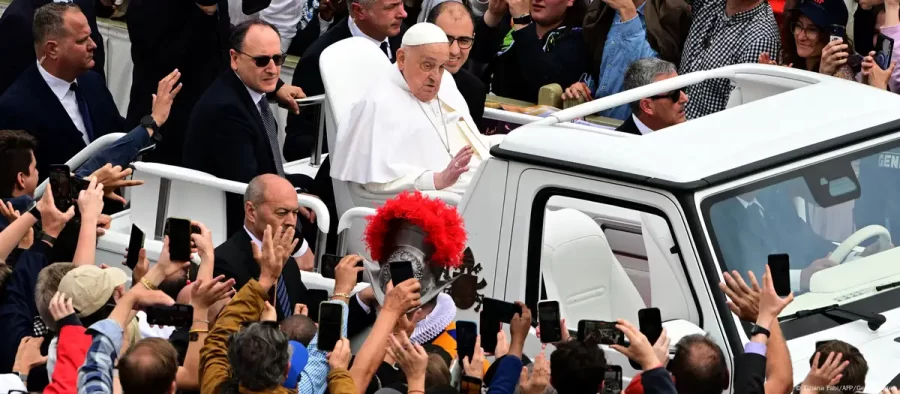 Papa aparece para saudar fiéis na bênção Urbi et Orbi