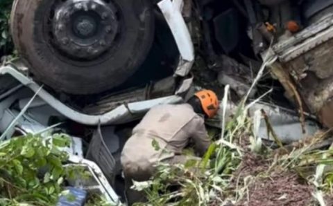 Corpo de Bombeiros resgata vitima presa às ferragens de caminhão após acidente na BR-174