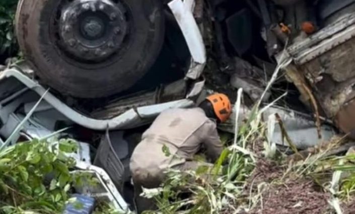 Corpo de Bombeiros resgata vitima presa às ferragens de caminhão após acidente na BR-174