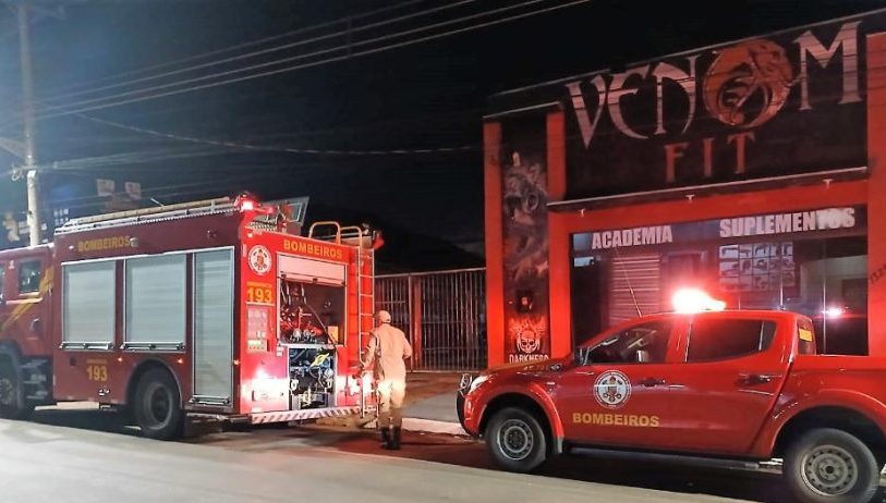 Corpo de Bombeiros extingue incêndio em prédio de academia em Rondonópolis