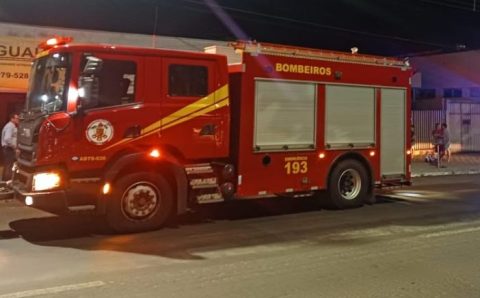 Bombeiros combatem incêndio em comércio de Alto Araguaia