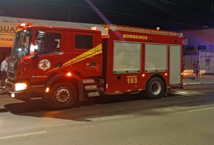 Bombeiros combatem incêndio em comércio de Alto Araguaia