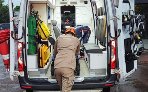 Bombeiros socorrem vítimas após colisão entre motocicletas