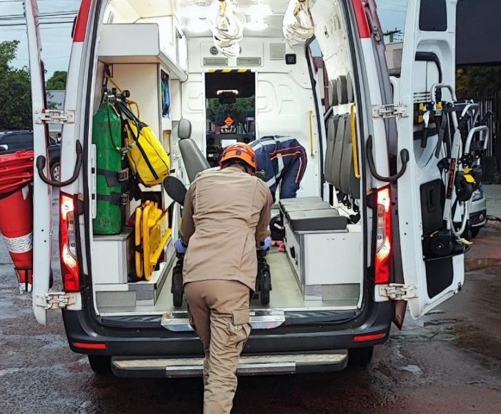 Bombeiros socorrem vítimas após colisão entre motocicletas
