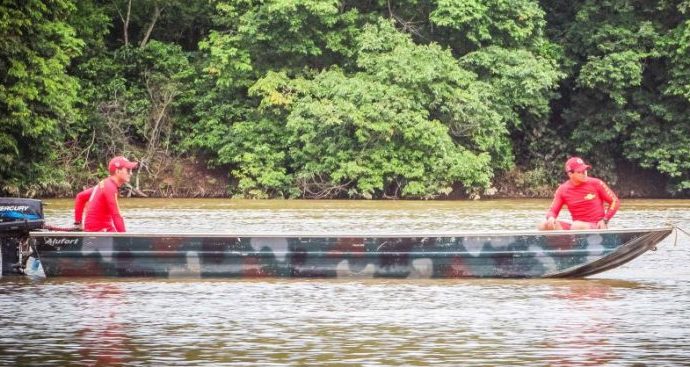 Bombeiros resgatam corpo encontrado por pescadores no rio Apiacás