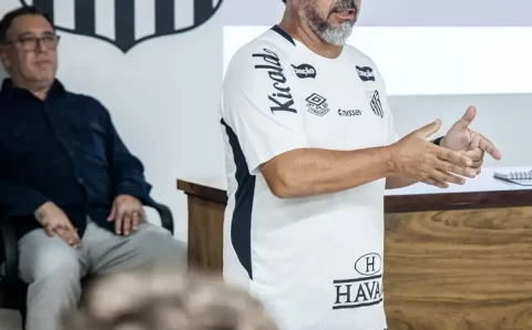 Ex-auxiliar de Tite, Cleber Xavier debuta como técnico no Santos