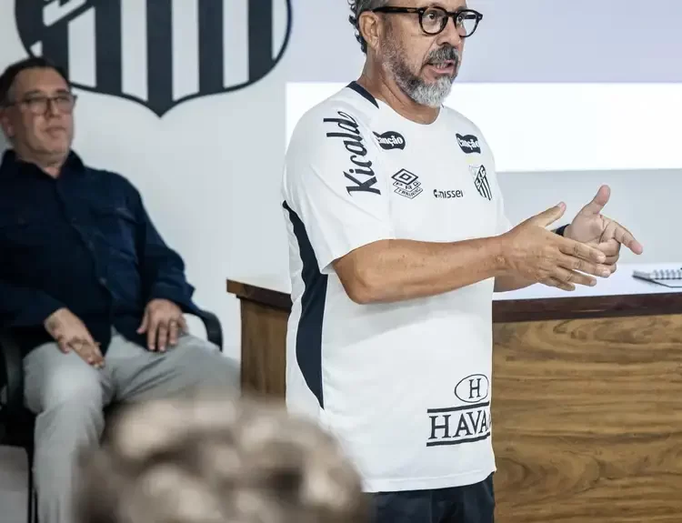 Ex-auxiliar de Tite, Cleber Xavier debuta como técnico no Santos