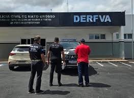 Polícia Civil prende advogado e suposto cliente que tentavam tirar Jeep Renegade de delegacia com documento falso