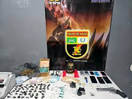 Polícia Militar prende dois irmãos com porções de drogas e arma de fogo