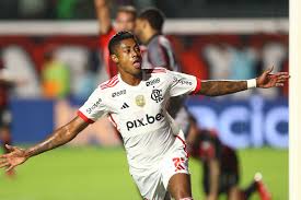 Com gols de Arrascaeta e Bruno Henrique, Flamengo vence o Vitória pelo Brasileirão