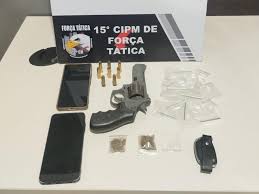 Força Tática prende casal e apreende arma de fogo e veículo com placas adulteradas