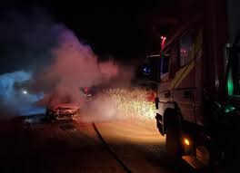 Bombeiros militares combatem incêndio em veículo em Campo Novo dos Parecis