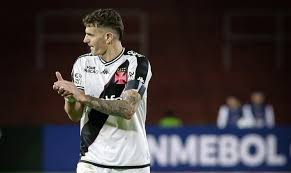 Vegetti lamenta fragilidade defensiva em derrota do Vasco: “Estamos cometendo erros infantis”