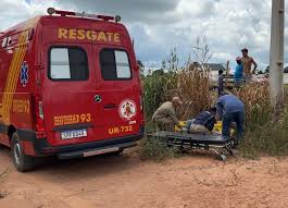 Bombeiro socorrem vítima de acidente de trânsito na Estrada Nanci