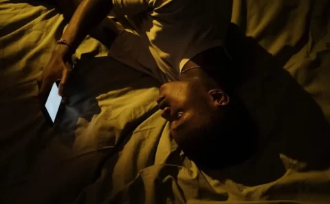 Dormir pouco aumenta o risco de desenvolver Alzheimer, diz estudo