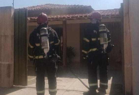 Bombeiros Militares combatem incêndio em residência em Rondonópolis
