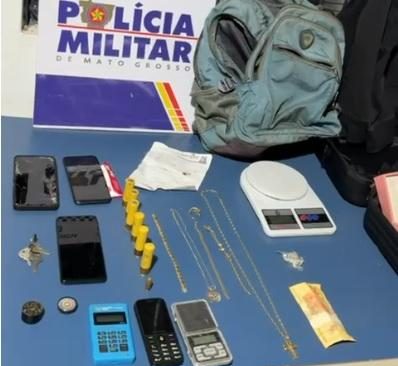 PM prende dois homens por invasão e furto e uma mulher por tráfico de drogas