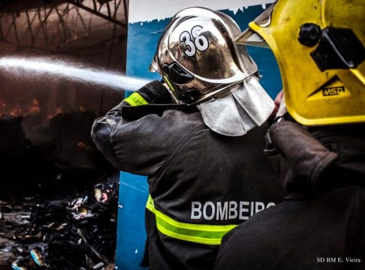 Corpo de Bombeiros impede que incêndio destrua loja em Cuiabá