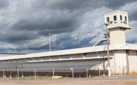 Policial penal é preso após ser flagrado deixando celulares em carceragem da Penitenciária Central 