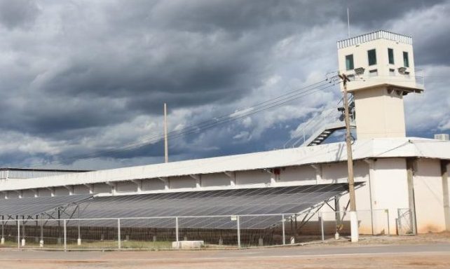 Policial penal é preso após ser flagrado deixando celulares em carceragem da Penitenciária Central 